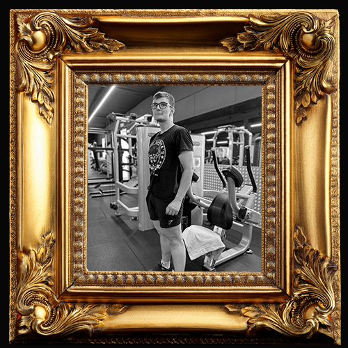 Gyula Hesfelan poseert trots in de gym na zijn transformatie van 20 kilo gewichtsverlies bij Titans Gym Lelystad.